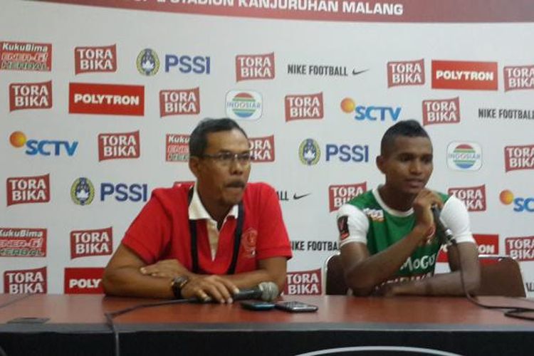Pelatih PS TNI Mustaqim (kiri) saat konferensi pers usai dikalahkan Arema FC dengak skor 0 - 4 dalam pertandingan Piala Presiden group 2 di Stadion Kanjuruhan, Kabupaten Malang, Kamis (16/2/2017)