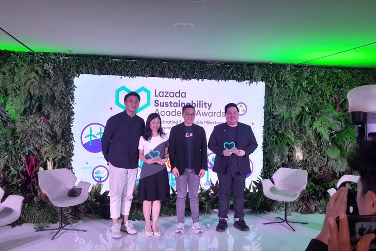 Foto Bersama 3 Panelis pada Sesi Diskusi di Acara Lazada Sustainability Awards 2024