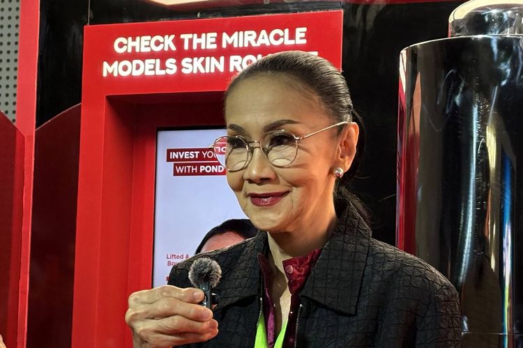 Kisah Sandra Gunawan, Mantan Peragawati yang Kembali ke Runway di Usia 70 Tahun