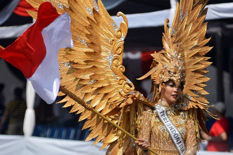 Putri Indonesia 2017 Bunga Jelitha Ibrani mengenakan kostum Garuda Emas saat tampil di Jember Fashion Carnaval (JFC) ke-16 di Jember, Jawa Timur, Minggu (13/8/2017). JFC ke-16 bertema Victory atau Kemenangan menampilkan delapan defile yang kostumnya pernah memenangkan kostum terbaik di sejumlah kontes dunia, seperti kostum Borobudur, Bali, dan Borneo. ANTARA FOTO/Seno/kye/17.