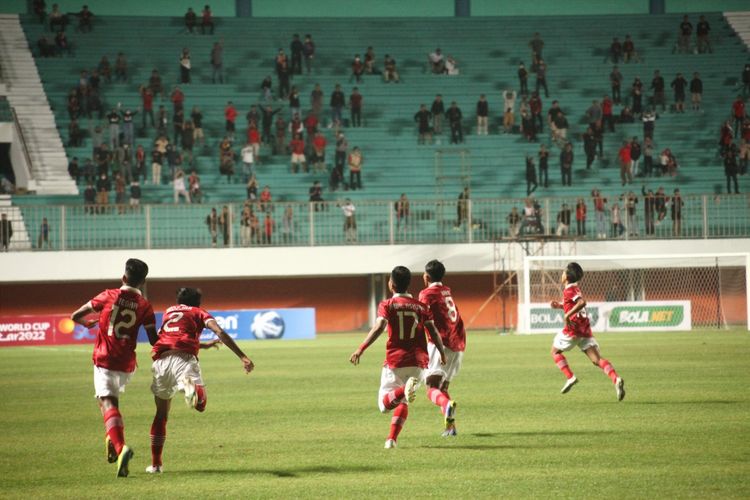 Timnas U16 Indonesia berselebrasi usai mencetak gol ke gawang Filipina di Stadion Maguwoharjo pada laga perdana Grup A Piala AFF U16 2022, Sleman, Yogyakarta, Minggu (31/7/2022) malam WIB.