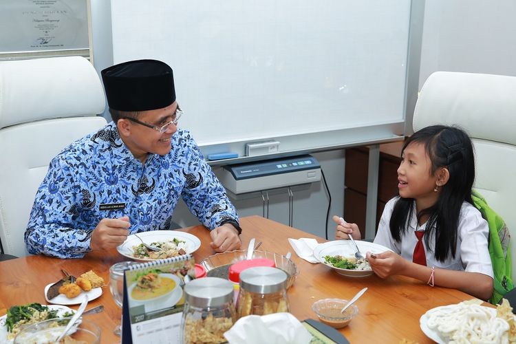 Bupati Banyuwangi makan pagi bersama NWA dan ayahnya di kantor Bupati Banyuwangi, Senin (17/7/2017). Sebelumnya, Anas meminta seluruh instansi/lembaga pemerintah untuk menghapus aturan diskriminatif. NWA batal bersekolah di SMP Negeri 3 Genteng, Banyuwangi karena merasa ada aturan yang diskriminatif terhadap umat non-Islam.