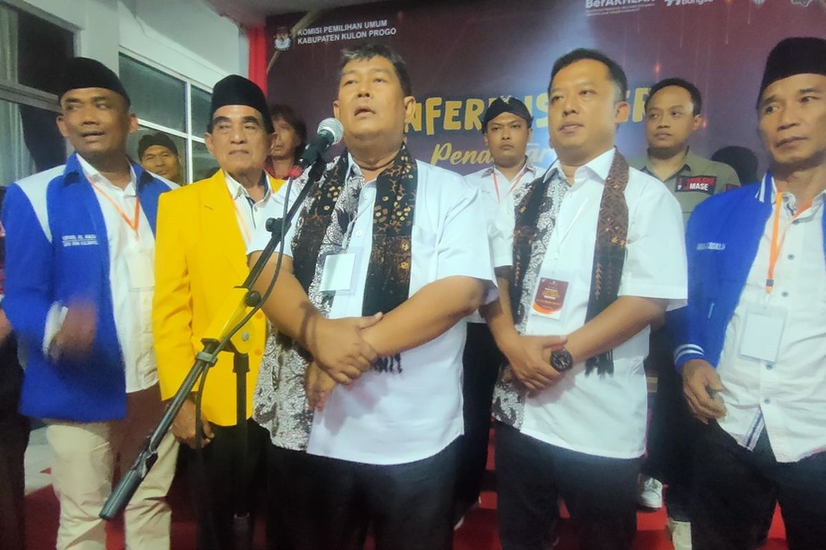 Bupati terpilih Kulon Progo, Agung Setyawan dan Ambar Purwoko, wakil bupati terpilih, dalam setelan kemeja putih corak batik, ketika bersama pendukungnya mendatangi KPU Kulon Progo pada masa pendaftaran calon di Pilkada 2024.