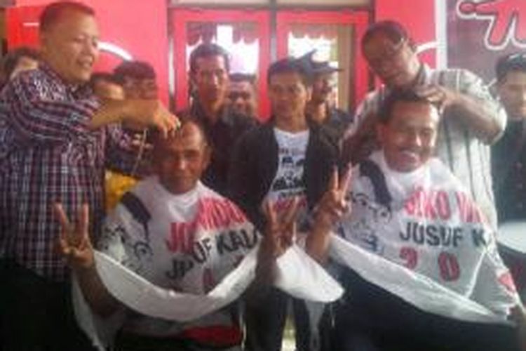 Para kader PDIP DPC Kabupaten Bantul rayakan kemenngan Jokowi -JK dengan cukur gundul.