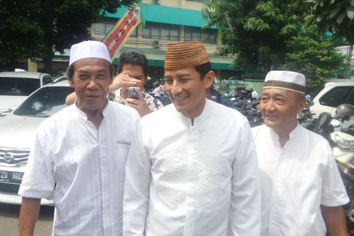 Calon wakil gubernur DKI Jakarta Sandiaga Uno saat mendatangi perayaan Isra Miraj sekaligus tasyakuran kemenangan Anies-Sandi di Masjid Al Barkah As Syafiiyah Tebet, Jakarta Pusat, Minggu (23/4/2017).