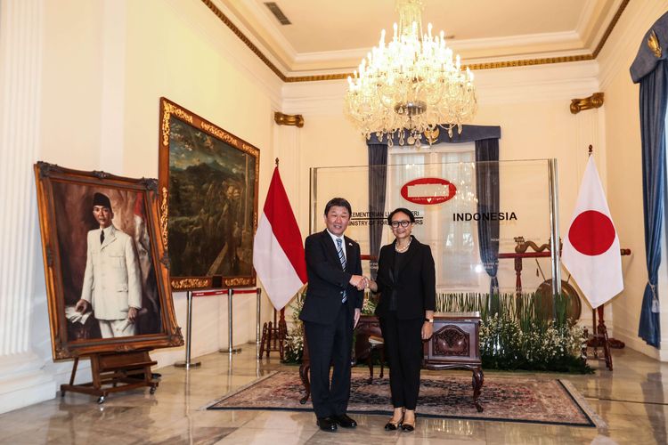 Indonesia's Foreign Minister Retno Marsudi (right) and Japan's Foreign Minister Motegi Toshimitsu (left) pose for a photo during Motegi's visit to the Ministry of Foreign Affairs building in Jakarta on Tuesday, January 10, 2020. 