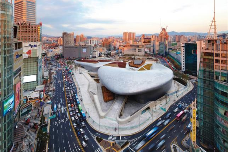 Dongdaemun Design Plaza merupakan pusat budaya yang berada di Seoul, Korea Selatan. Wisatawan dapat menikmati berbagai macam pameran dan pertunjukan yang diadakan di tempat ini.
