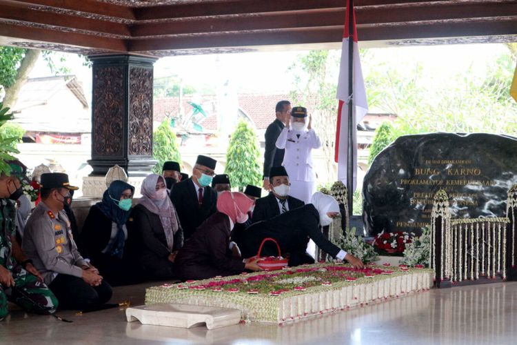 Gubernur Jawa Timur Khofifah Indar Parawansa berdoa di pusara Makam Bung Karno, Sabtu (8/10/2022)