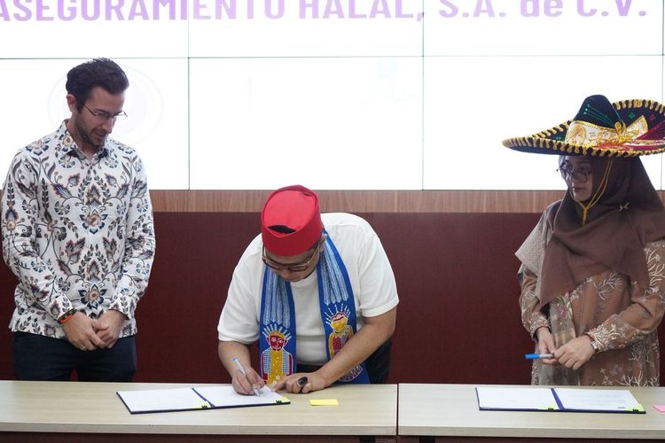 Penandatanganan perjanjian pengakuan atau Recognition Agreement ini menjadi langkah nyata dalam mempermudah akses ekspor produk halal Indonesia ke berbagai negara. 