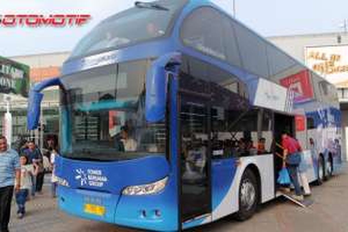 Bus tingkat wisata hibah Tower Bersama Group untuk Transjakarta dipamerkan di Indonesia International Motor Show, Sabtu (9/4/2016).