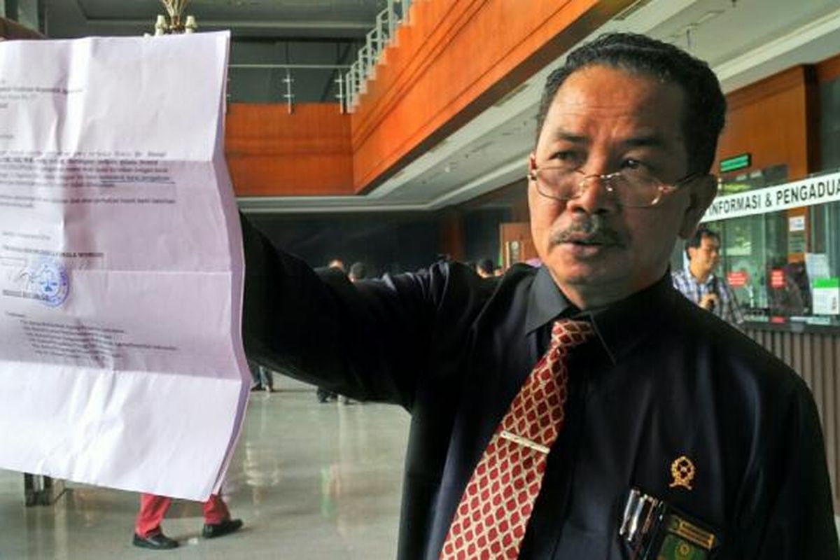 Hakim Binsar Gultom, anggota majelis hakim dalam sidang kasus kematian Wayan Mirna Salihin, menunjukkan surat pencabutan pemeriksaan dirinya ke KY oleh tim kuasa hukum Jessica Kumala Wongso, di Pengadilan Negeri Jakarta Pusat, Selasa (20/9/2016).