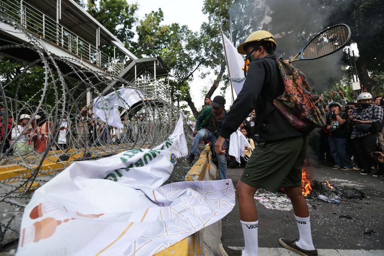 Massa melakukan demonstrasi di kawasan Patung Kuda Arjuna Wijaya, Jakarta Pusat, Selasa (13/9/2022). Massa buruh hingga mahasiswa turun ke jalan untuk menolak kenaikan harga BBM