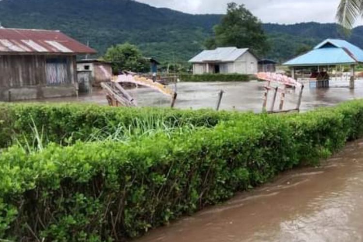 Foto: Rumah warga di Kecamatan Wewaria, Kabupaten Ende, NTT, terendam banjir.