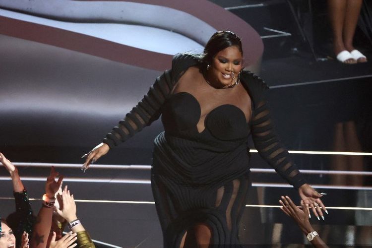 Lizzo naik ke panggung untuk menerima penghargaan Best Video for Good di MTV VMAs 2022 di Prudential Center, Newark, New Jersey, Minggu (28/8/2022).