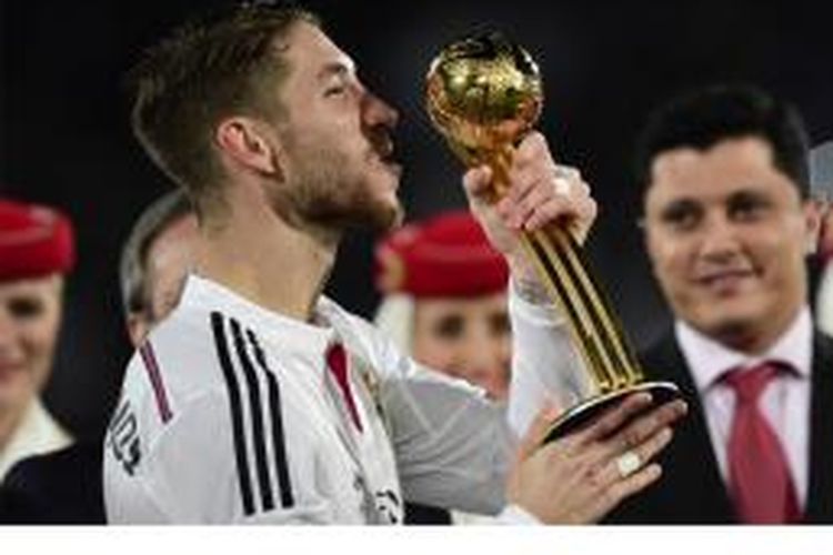 Bek Real Madrid, Sergio Ramos, berpose dengan trofi Pemain Terbaik yang diraih setelah timnya menjuarai Piala Dunia Antarklub di Maroko, Sabtu (20/12/2014). Ramos mencetak satu gol ketika Madrid menang 2-0 atas San Lorenzo dalam partai puncak turnamen tersebut.