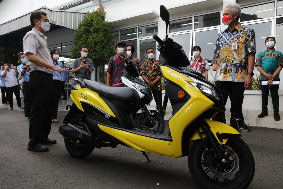 Gubernur Jawa Tengah Ganjar Pranowo jajal motor listrik Evo buatan Polytron