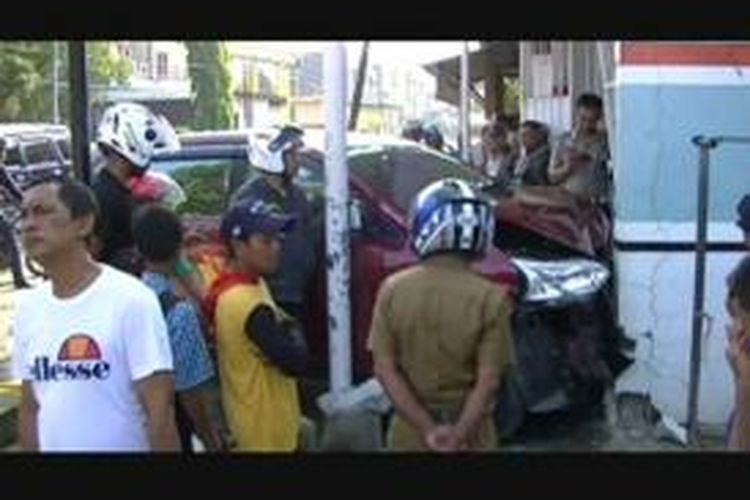 Kijang avanza yang dikemudikan sopir Mustamin memnyeruduk tembok pembatas, tiang telpon hingga menabrak rumah warga di jalan MR Muh Yamin, POlewali Mandar, Kamis (14/1).