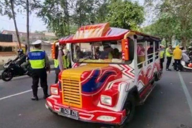 Satlantas Polres Metro Tangerang Kota menggelar razia terhadap kendaraan odong-odong yang beroperasi di jalan raya, Rabu (27/7/2022). Satlantas Polres Metro Tangerang Kota menggelar razia terhadap odong-odong. Satu odong-odong tidak sesuai dengan standar kelayakan dikandangkan. 