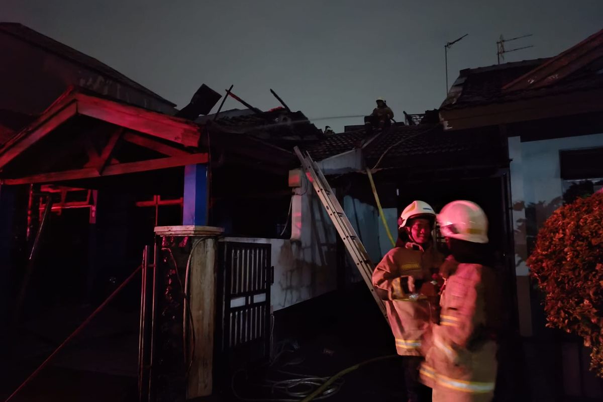 Kebakaran melanda sebuah rumah tinggal di Jati, Pulogadung, Jakarta Timur, Kamis (21/9/2023) malam.