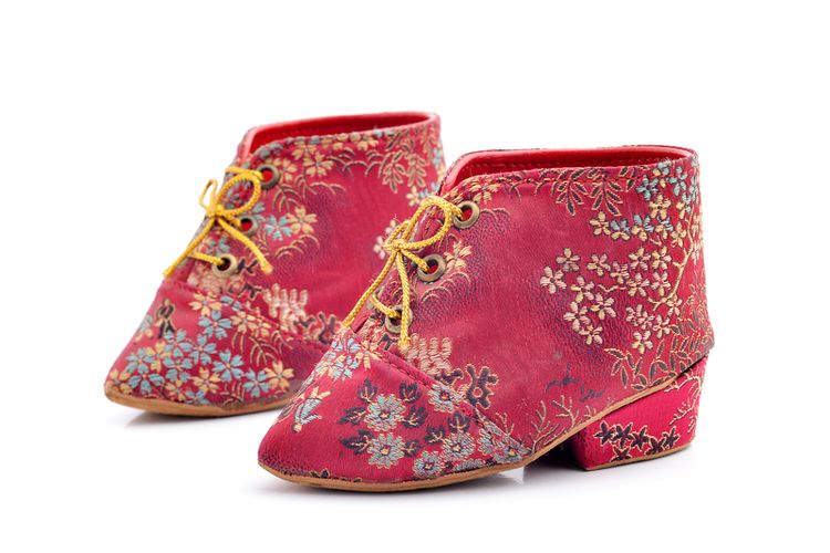 Ilustrasi sepatu yang dikenakan oleh perempuan kalangan bangsawan Tionghoa saat melakukan tradisi bounded feet.