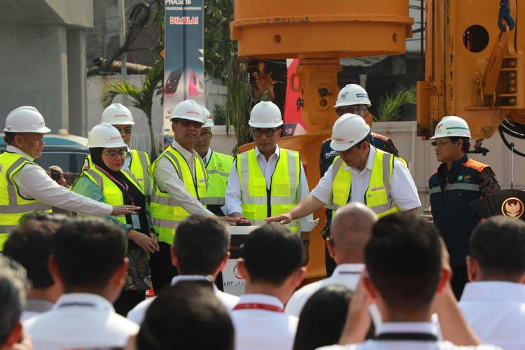 Penjabar (PjJ Gubernur Provinsi DKI Jakarta Heru Budi mendampingi Menteri Perhubungan Budi Karya saat memulai Groundbreaking LRT Velodrome-Manggarai di Stasiun Pegangsaan 2, Jakarta, Senin (30/10/2023)