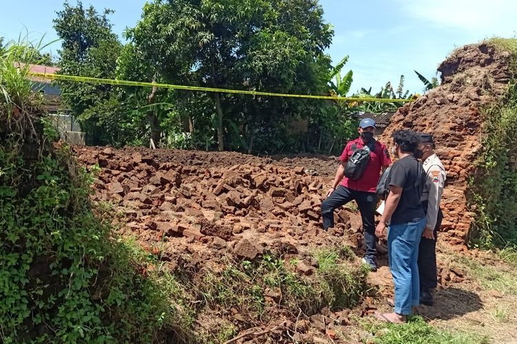 Tembok Benteng Keraton Kartasura di Kampung Krapyak Kulon RT 002/RW 010, Kelurahan Kartasura, Kecamatan Kartasura, Sukoharjo, Jawa Tengah yang dijebol telah diberi garis polisi.