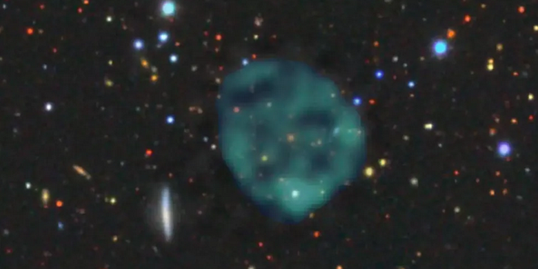 Lingkaran radio samar ORC1 (bulu halus berwarna biru/hijau), dengan latar belakang galaksi pada panjang gelombang optik. Ada galaksi oranye di pusat ORC, tapi peneliti tidak tahu apakah itu bagian dari ORC, atau hanya kebetulan saja. 