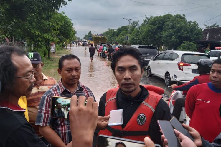 Bupati Madiun, Ahmad Dawami yang biasa akrab disapa Kaji Mbing memberikan keterangan kepada wartawan terkait banjir bandang yang melanda 12 kecamatan di wilayahnya.