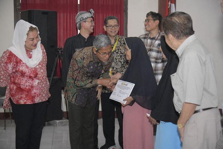 Warga Kecamatan Genuk, Kota Semarang, Jawa Tengah menerima dana kerohiman dari pemerintah.