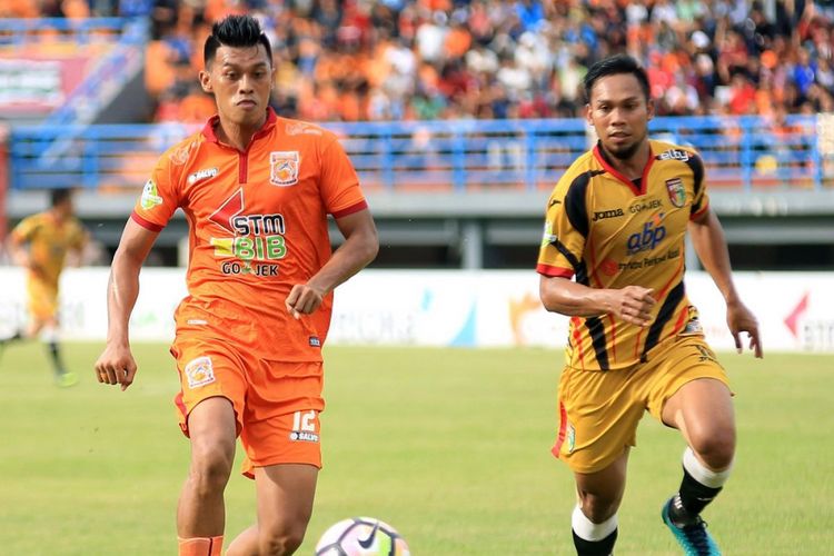 Penyerang Borneo FC, Lerby Eliandry, berhasil mencetak gol ke gawang Mitra Kukar.