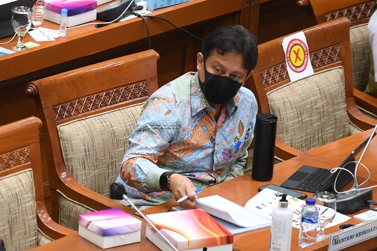Menteri Kesehatan Budi Gunadi Sadikin (kanan) mengikuti rapat kerja dengan Komisi IX DPR di Kompleks Parlemen, Senayan, Jakarta, Senin (15/3/2021). Rapat kerja tersebut membahas satu tahun penanganan pandemi COVID-19 di Indonesia dan kesiapan serta skema vaksinasi gotong royong. ANTARA FOTO/Hafidz Mubarak A/foc.