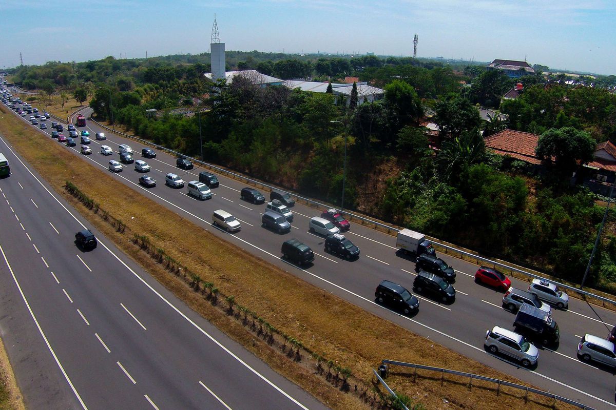 Arus mudik kendaraan hari ke dua menjelang Idul Fitri di ruas tol pantura (Cipali dan Palikanci), Jawa Barat, tersendat sepanjang 42 kilometer, Rabu (15/7/2015). Arus kendaraan terpantau tersendat dari Ciperna (Tol Palikanci) kilometer 205 hingga Majalengka (Tol Cipali) kilometer 163. KOMPAS IMAGES/KRISTIANTO PURNOMO - ARI PRASETYO