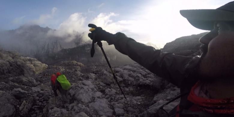 Tim Adventure and Rescue Team, Surveyor Indonesia, melakukan pendakian ke Cartensz Pyramid, puncak tertinggi di Indonesia, Sabtu (7/5/2016). Cartensz Pyramid di Papua yang memiliki ketinggian 4.884 meter di atas permukaan laut, adalah salah satu puncak yang masuk dalam daftar 7 puncak gunung tertinggi di dunia.