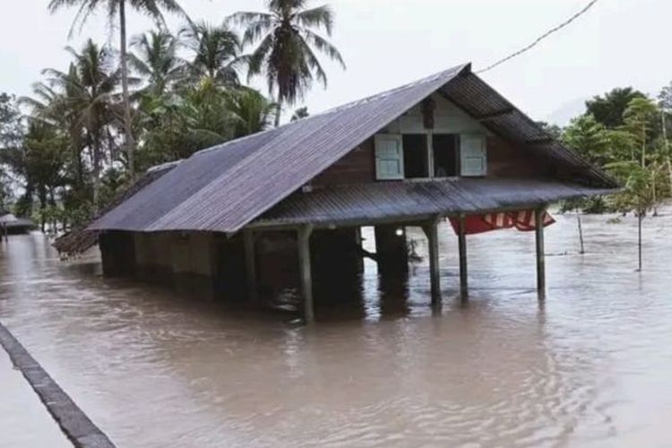 Salah satu rumah warga di Nias Barat, Sumatera Utara, yang direndam banjir, Minggu (16/6/2024).