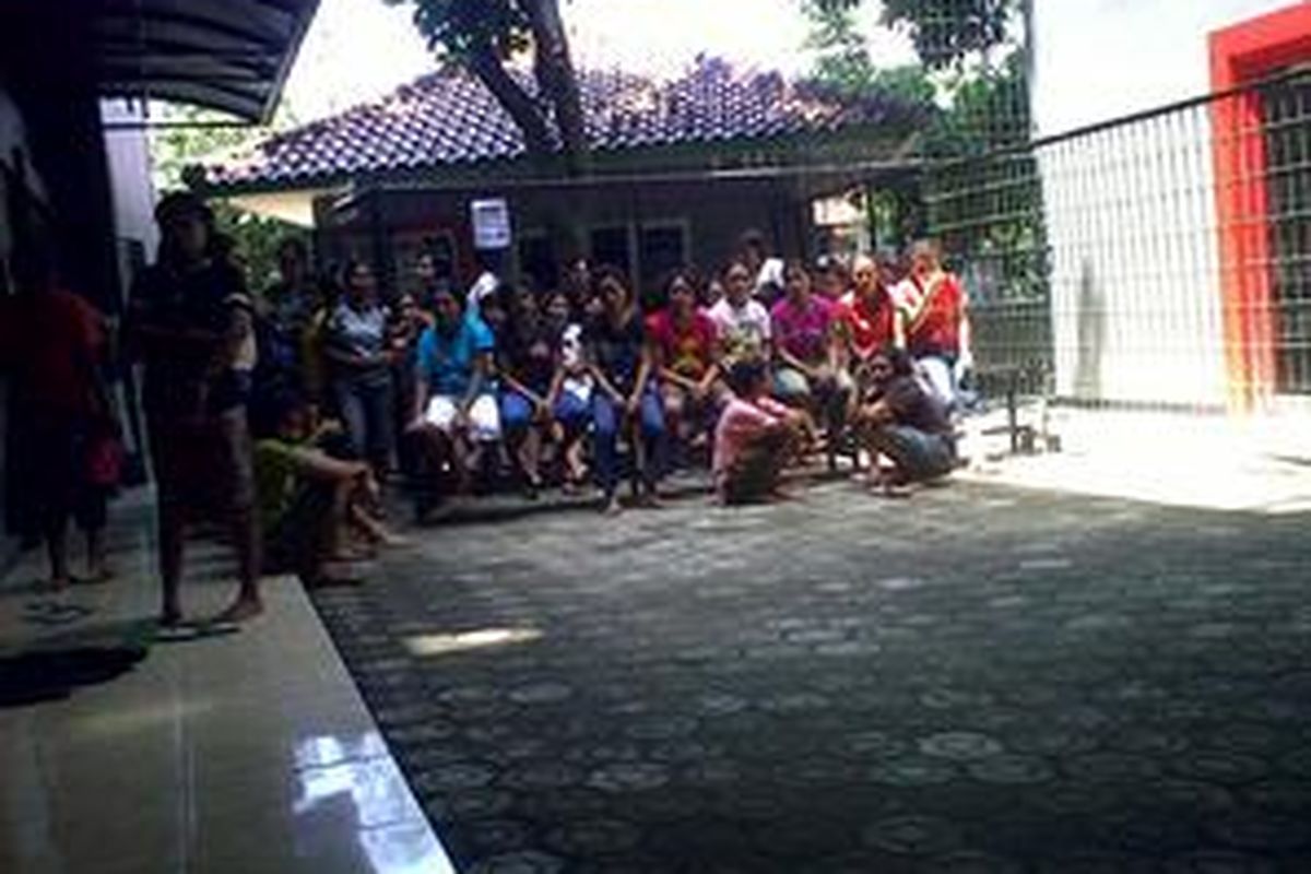 Ratusan TKW asal Nusa Tenggara Timur yang ditampung di penampungan PT MMJA meminta dipulangkan ke kampung halaman karena tak kunjung ada kejelasan mengenai pemberangkatan mereka ke Malaysia.