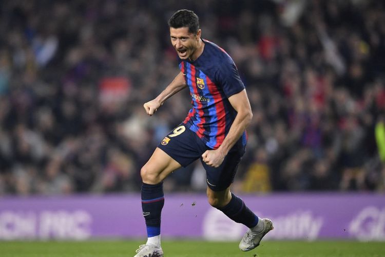 Robert Lewandowski usai mencetak gol dalam pertandingan Barcelona vs Cadiz pada pekan ke-22 Liga Spanyol 2022-2023 di Stadion Camp Nou, Senin (20/2/2023) dini hari WIB. Laga Barcelona vs Cadiz berakhir dengan skor 2-0. Robert Lewandowski masih memimpin top skor Liga Spanyol 2022-2023. (Foto oleh Pau BARRENA / AFP)