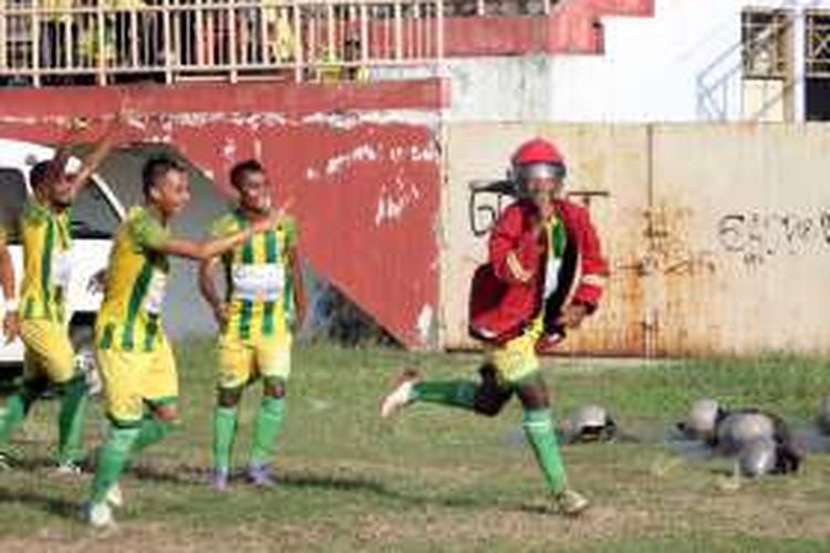 Penyerang Persip Pekalongan Nur Coyo melakukan selebrasi golnya atas PSGC Cimasi dengan memakai pakaian pemadam kebakaran, Sabtu (28/5/2016).