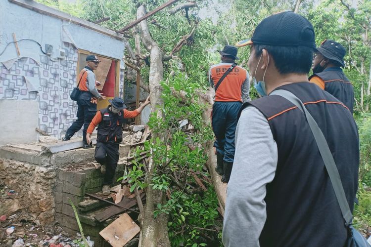 Pohon Tumbang menimpa rumah warga di Klungkung Bali. 