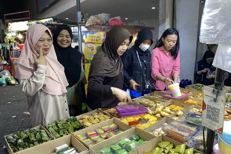 Datang Cari yang Viral, Pulang Bawa Lemper dan Risol dari Pasar Kue Subuh Senen