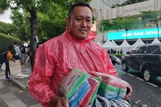 Jualan Jas Hujan, Basir Ingin Bantu Orang yang Tak Bawa Payung di Bundaran HI