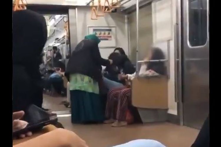 Video viral menunjukkan seorang ibu menjambak wanita muda di depannya dalam KRL Commuterline. Pertengakaran ini menyita perhatian penumpang lain.