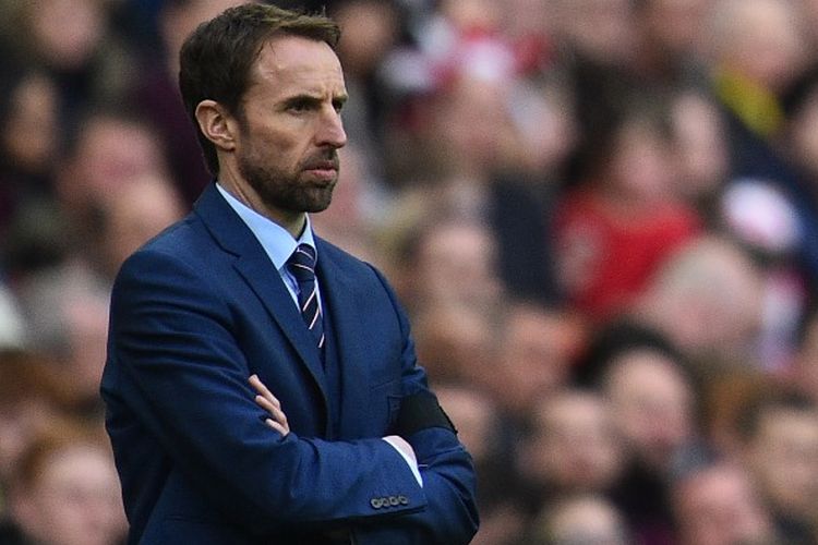 Manajer Inggris, Gareth Southgate, mengamati permainan anak asuhnya dalam pertandingan Kualifikasi Piala Dunia 2018 melawan Lithuania pada  26 Maret 2017. 
