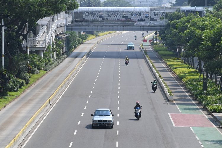 Pengendara melintas di Jalan Jenderal Sudirman, Jakarta, Selasa (17/8/2021). Pemerintah resmi memperpanjang PPKM level 4 di Jawa Bali hingga 23 Agustus 2021. ANTARA FOTO/Akbar Nugroho Gumay/wsj.