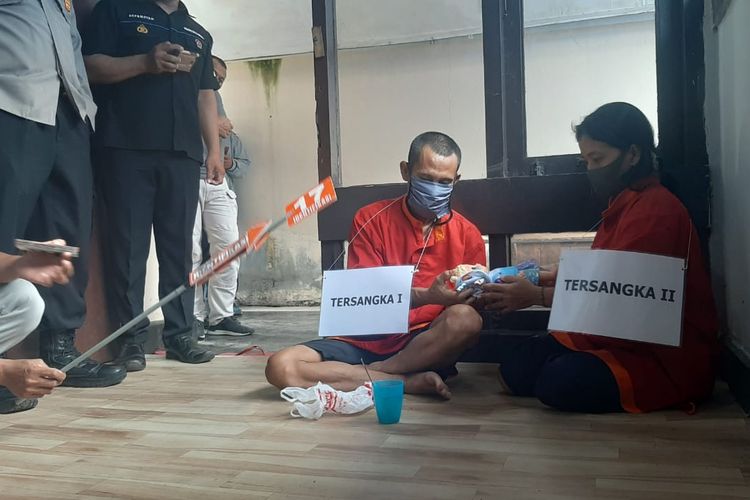 Kedua tersangka pembunuhan bayi 9 bulan di Lampung, MA dan AO memeragakan adegan saat keduanya menghabisi nyawa bayi malang itu, Kamis (25/2/2021). Total 47 adegan diperagakan kedua tersangka.