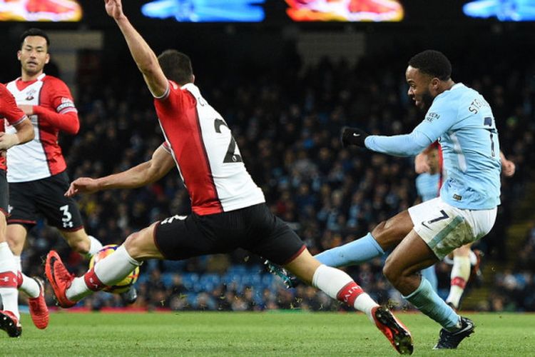 Aksi gelandang Manchester City, Raheem Sterling (kanan), saat melepaskan tendangan yang berbuah gol kemenangan ke gawang Southamptondalam pertandingan Liga Inggris 2017-2018 di Stadion Etihad, Manchester, Inggris, pada 29 November 2017.