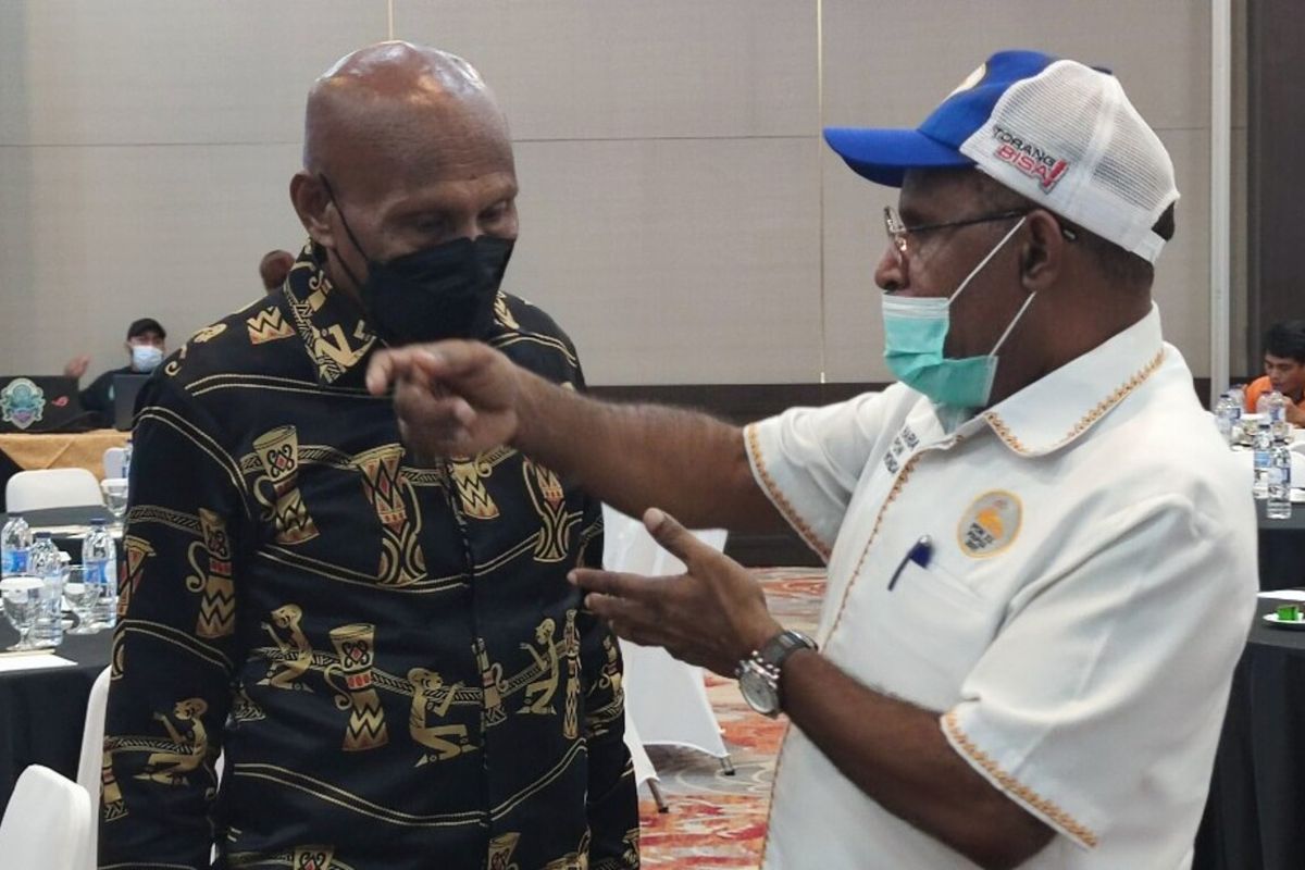 Ketua Harian PB PON Papua, Yunus Wonda (kanan) sedang berbincang dengan Wali Kota Jayapura, Benhur Tommy Mano, Jayapura, Papua, Jumat (11/6/2021)