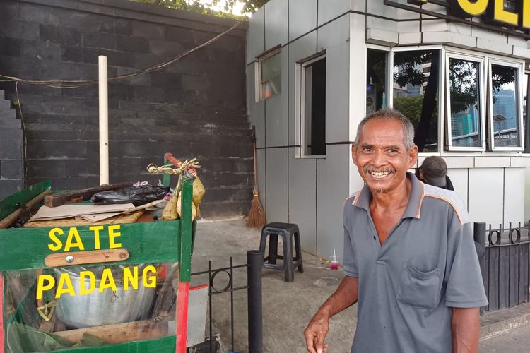 Syarif (59), pedagang Sate Padang di Jalan Gatot Soebroto depan Mapolda Metro Jaya, Senin (13/11/2023).