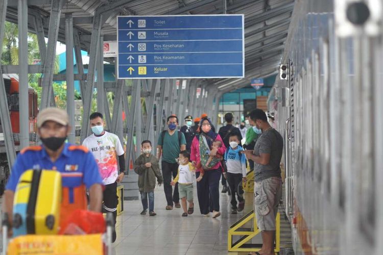 Situasi arus mudik mulai terjadi di stasiun Kertapati Palembang. Dimana para pemudik berangkat menuju kota Lubuk Linggau dan Lampung memasuki H-5 lebaran, Rabu (27/4/2022).