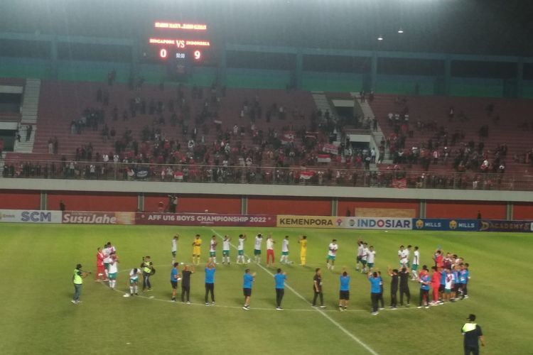 Skuad timnas U16 Indonesia berbaris melingkar di tengah lapangan Stadion Maguwoharjo untuk menyanyikan lagu Tanah Airku ciptaan Ibu Sud seusai mengalahkan Singapura 9-0 pada laga kedua Grup A Piala AFF U16 2022, Rabu (3/8/2022) malam WIB.