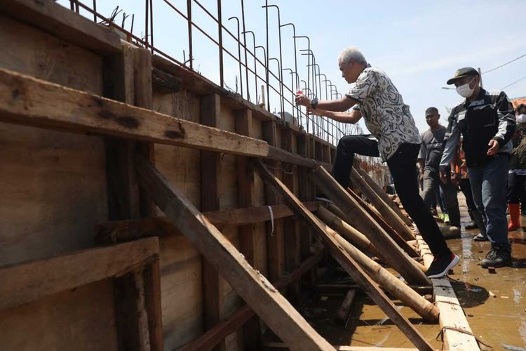 Gubernur Jawa Tengah meninjau proyek tanggul laut dan drainase sepanjang 700 meter di Pekalongan Utara, Kota Pekalongan, Rabu (7/9/2022).